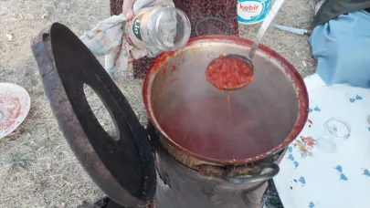 Kadınlar imece usulü ile kışlık hazırlık yapıyor