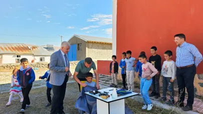 Kuaförler köylerdeki çocukları tıraş etti