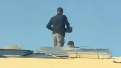 Çatıda önlem almadan çalışan işçiler kameraya yansıdı