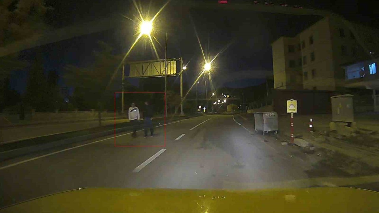 Otoyolda yürüyüş yapan gençler tehlike oluşturdu