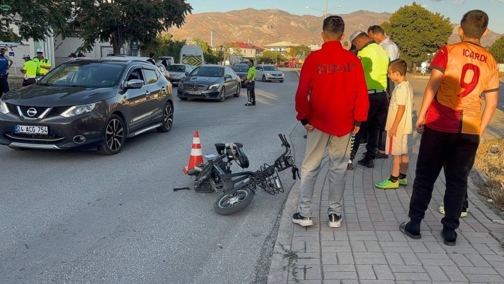 Panelvan, elektrikli bisiklete çarptı