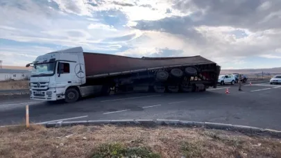 Kars'ta devrilen kereste yüklü tır ulaşımı aksattı