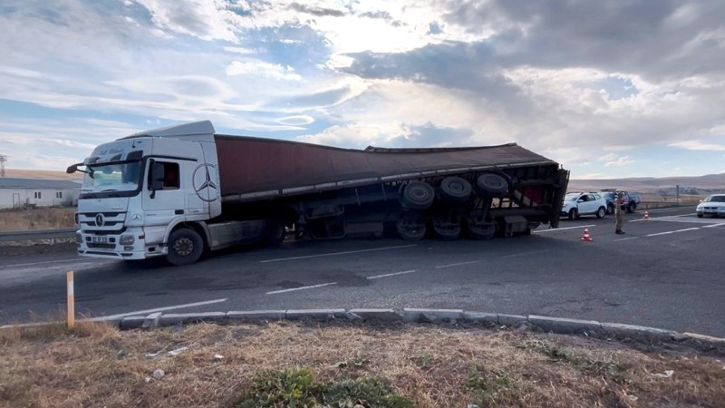 Kars'ta devrilen kereste yüklü tır ulaşımı aksattı