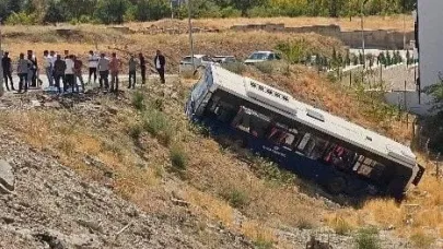 Park halindeki belediye otobüsü şarampole devrildi