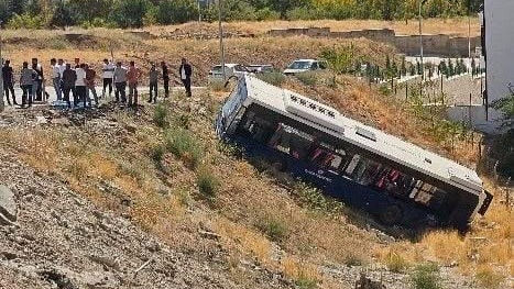 Park halindeki belediye otobüsü şarampole devrildi