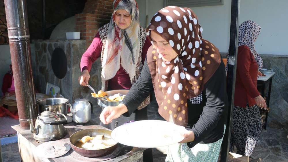 Minik öğrencilere pekmezli yufka  ikram edildi