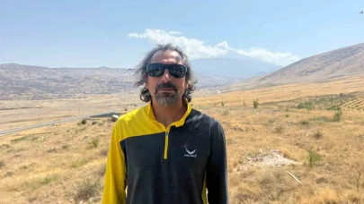 Ağrı Dağı’nın zirvesinde buzul çatlakları görüntülendi