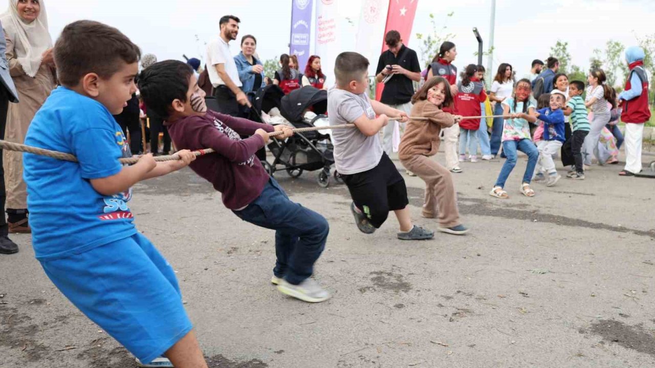Ağrı’da çocuklar geleneksel oyunlarla doyasıya eğlendi