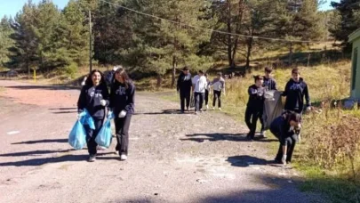 Ardahan’da öğrenciler orman temizledi