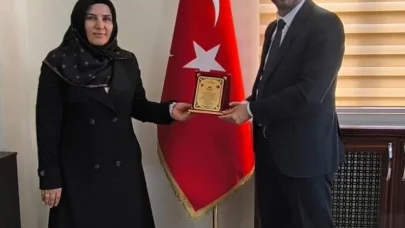 Başarılı hocalara teşekkür plaketi