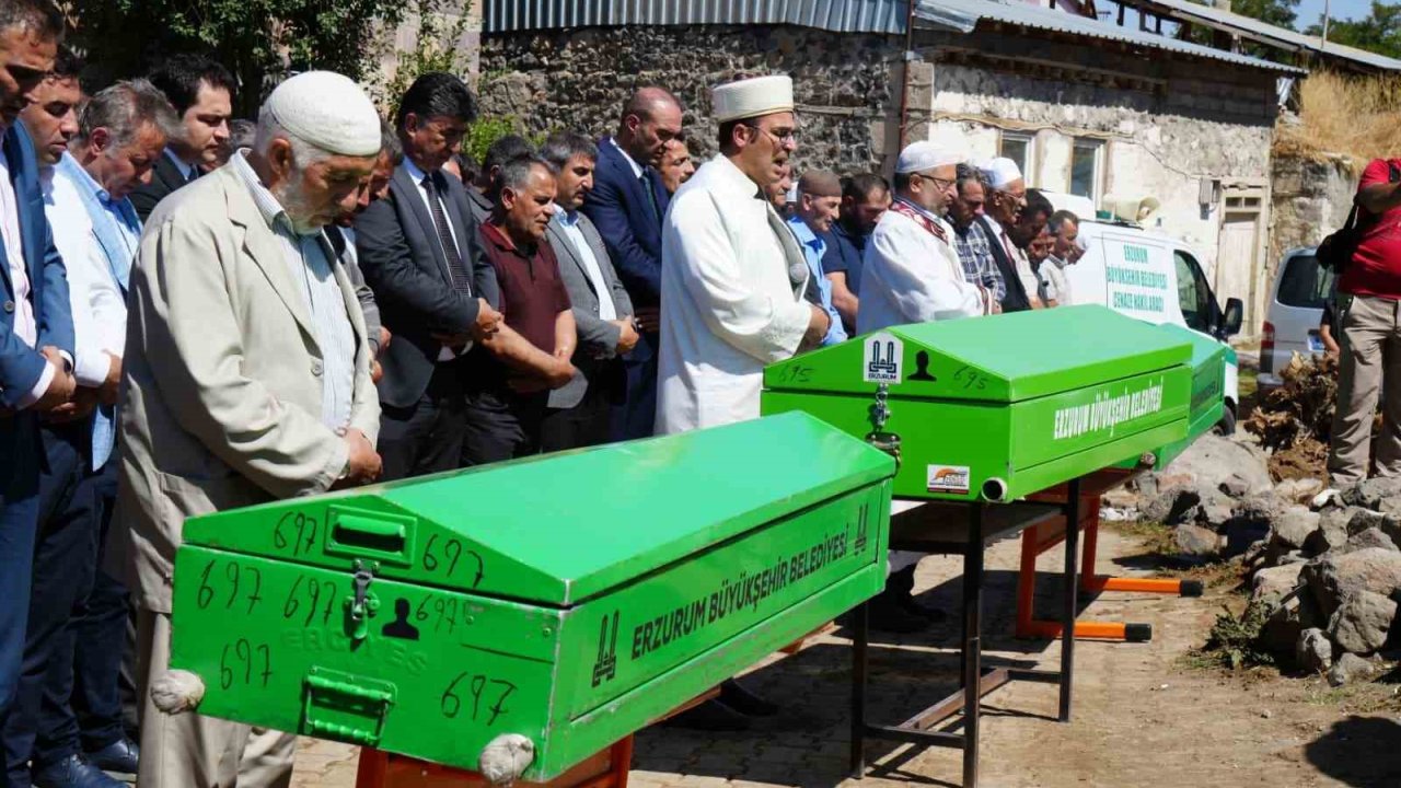 Çöken çatının altında kalan anne ve iki çocuğu gözyaşları içinde toprağa verildi