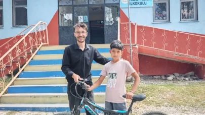 Diyadin’de başarılı öğrenciye bisiklet hediyesi