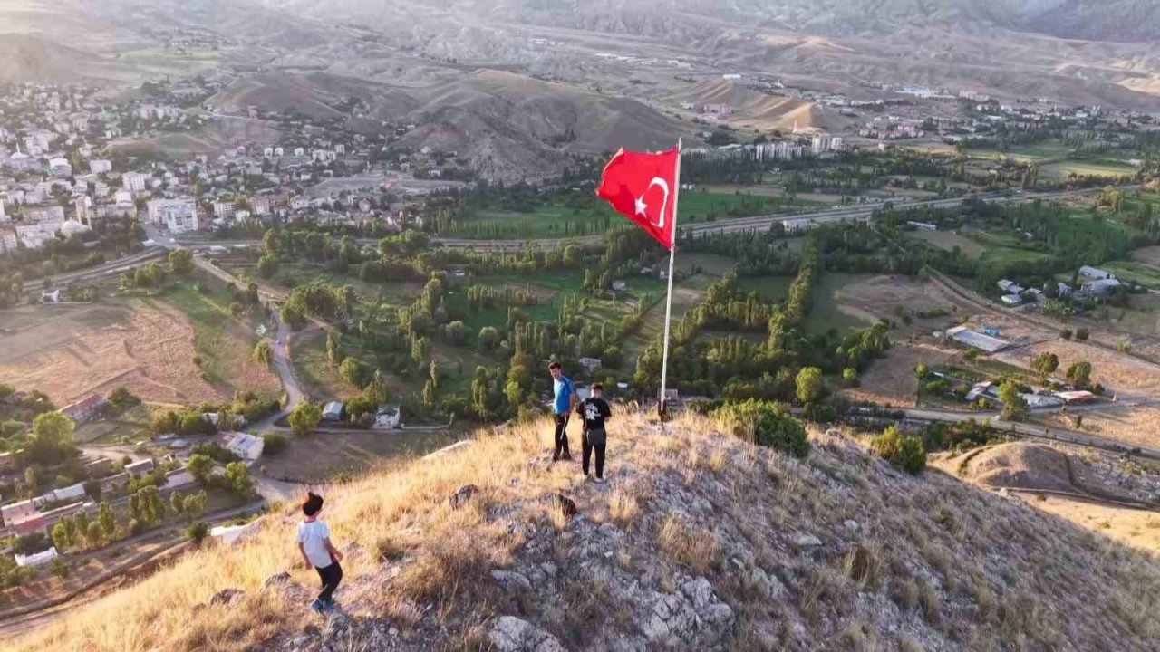 Gençler yıpranan Türk bayrağını değiştirdi