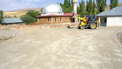 Eleşkirt Abdiköy’de 2 bin metrekare kilit parke taşı döşendi