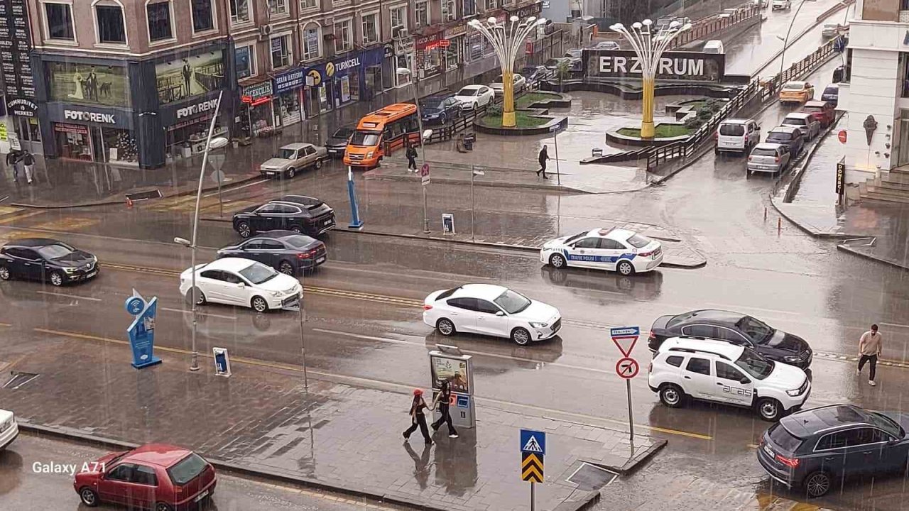 Erzurum'da yağmurlu havalar başladı