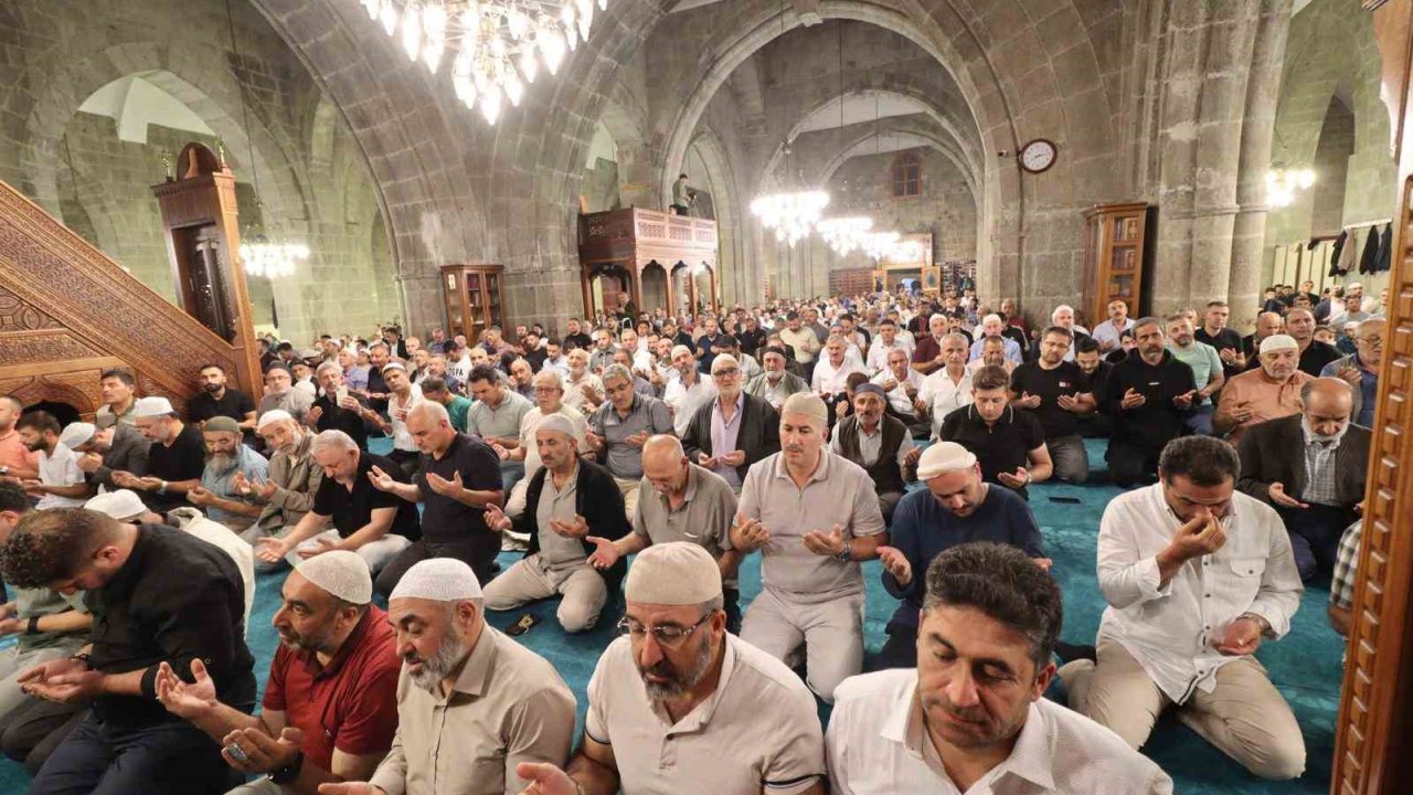 Erzurum’da  Mevlid Kandilinde camiler doldu