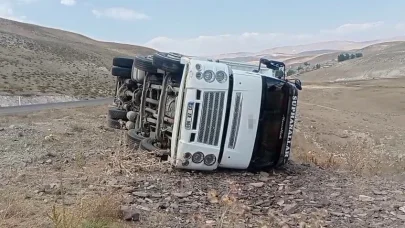 Virajı alamayan kamyon devrildi