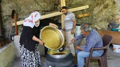 Geleneksel yöntemlerle dut pekmezi yapılıyor