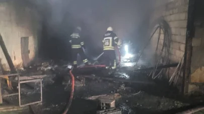 Kopan elektrik kablosu depoyu kül etti