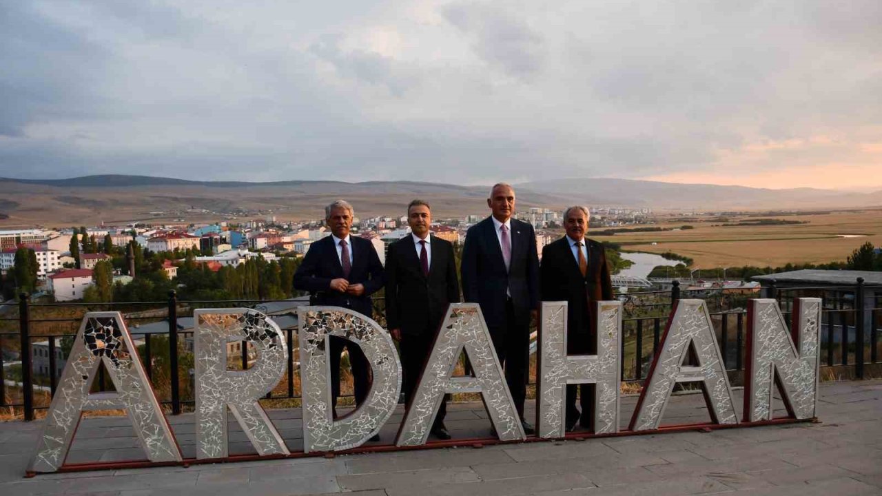 Kültür ve Turizm Bakanı Ersoy, tarihi Ardahan kalesinde inceleme yaptı