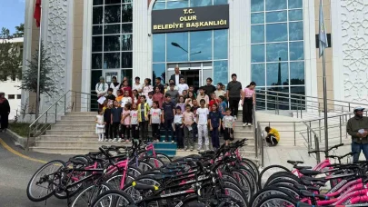 Olur Belediyesi 125 çocuğa bisiklet  hediye etti