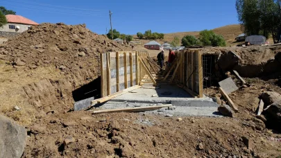 Patnos Gündüz Köyü’nde menfez yapım çalışmaları sürüyor