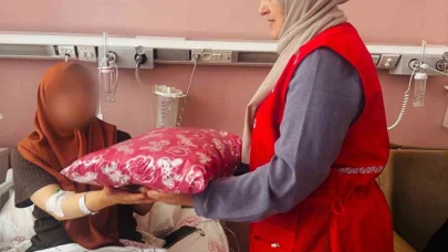 Patnos Kızılay’dan annelere ve yeni doğanlara "Sevgi Bohçası" hediyesi