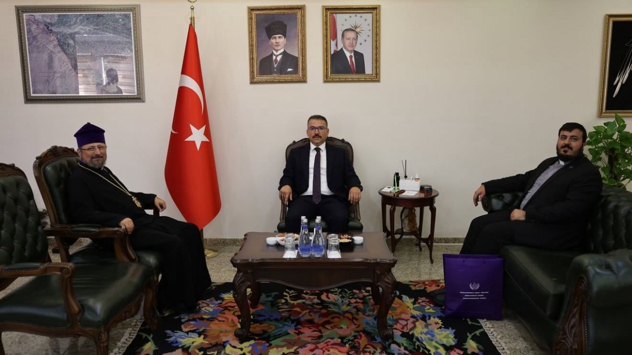 Patriğin ziyareti öncesi çift başlı kartal figürlü tablonun asılı olmadığı görüldü
