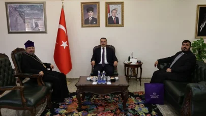 Patriğin ziyareti öncesi çift başlı kartal figürlü tablonun asılı olmadığı görüldü