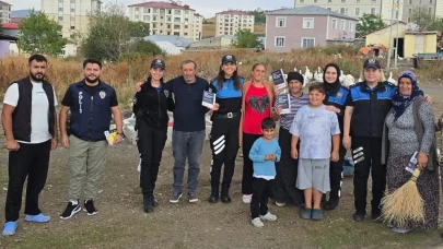 Polis ekipleri vatandaşları bilgilendiriyor