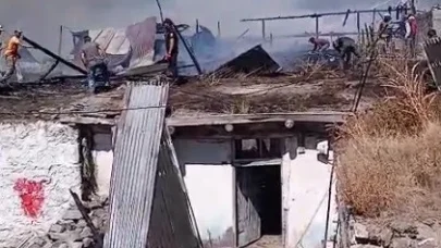 Sarıkamış’ta çıkan yangında 2 ev yandı