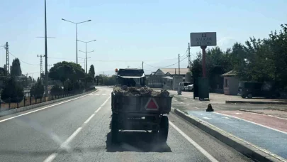 Traktörün römork lastikleri sürücüleri korkuttu