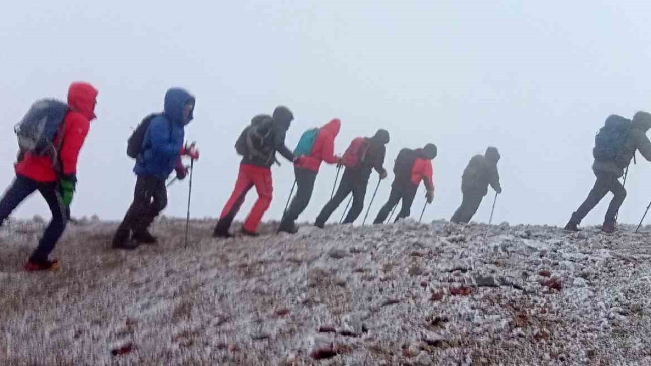 Zor şartlara rağmen Ağrı Dağı’nda zirveye ulaştılar