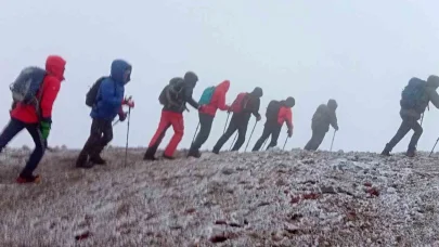 Sis ve fırtınaya rağmen Ağrı Dağı’nda zirveye ulaştılar