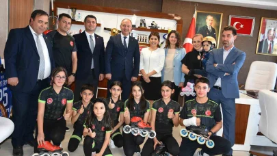 Speed Skating spor kulübü yönetimi Müdür Çakmur’u ziyaret etti