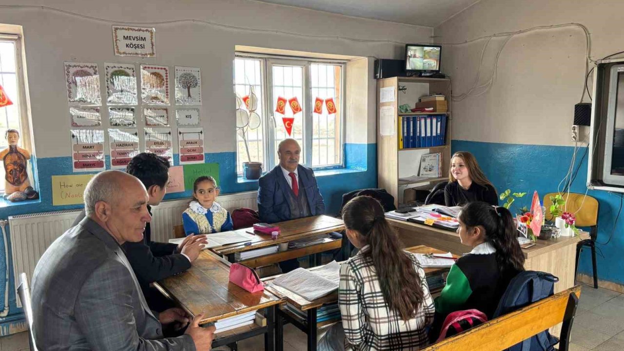 Susuz Kaymakamı Tutal, öğretmen ve öğrencilerle buluştu