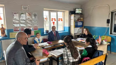 Susuz Kaymakamı Tutal, öğretmen ve öğrencilerle buluştu