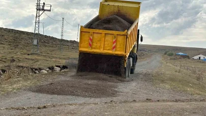 Susuz’da köy yollarının yapımı sürüyor