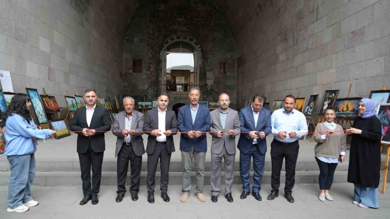 Tarihi Çifte Minareli Medrese’de resim sergisi açıldı