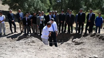 Vali Çiftçi, Hınıs Parmaksız Kale Höyüğü’nde incelemelerde bulundu
