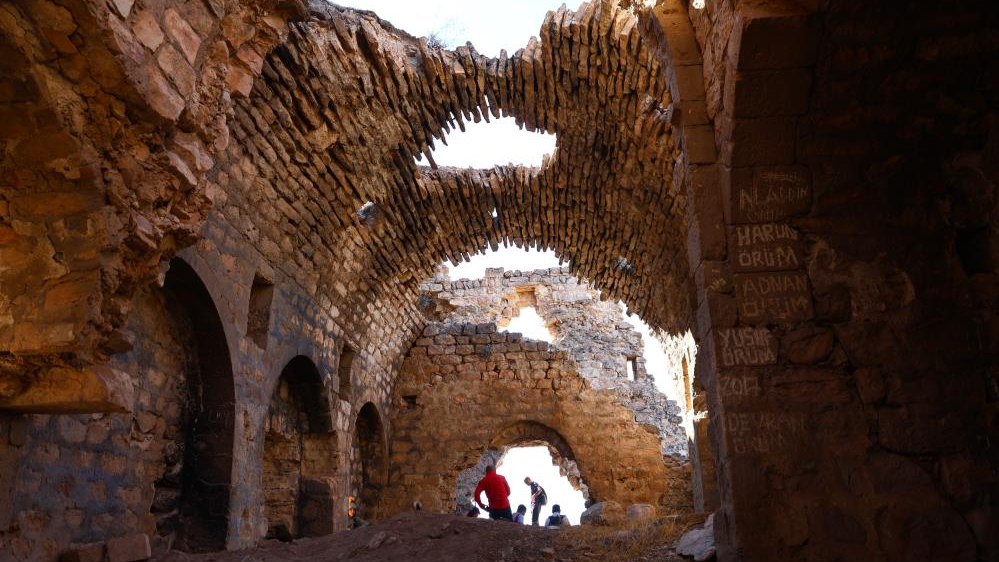 Mor Ahron Manastırı, tarihe ışık tutan kalıntılarıyla dikkat çekiyor