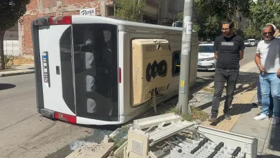 Yolcu minibüsü kamyonetle çarpışarak devrildi