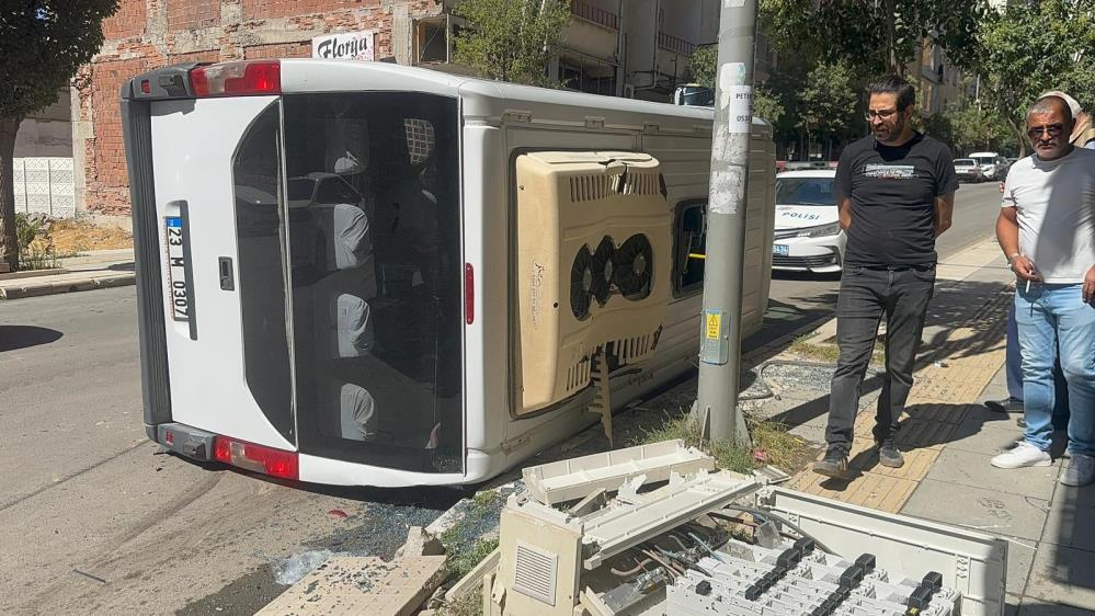 Yolcu minibüsü kamyonetle çarpışarak devrildi