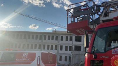 Yevmiyelerini alamayan işçiler çatıya çıkarak eylem yaptı