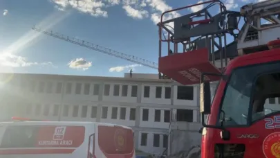 Yevmiyelerini alamayan işçiler çatıya çıkarak eylem yaptı