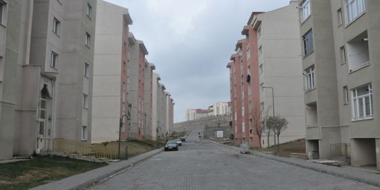 Kars’ta doğalgazı kesilen evler donuyor