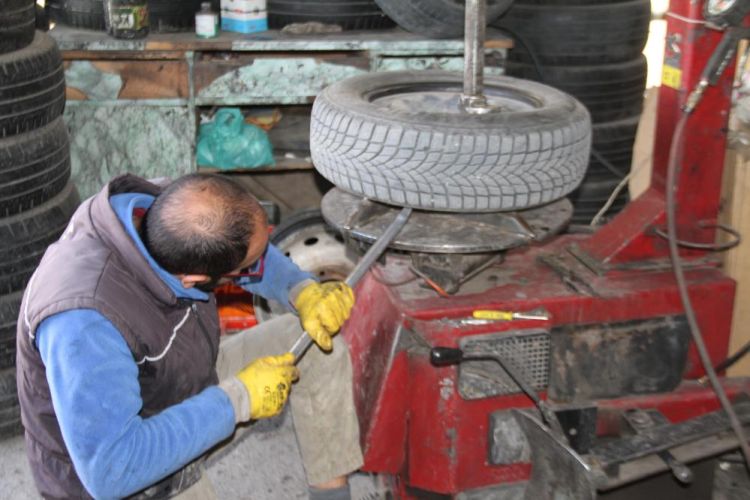 Oto lastikçilerde değişim yoğunluğu yaşanıyor