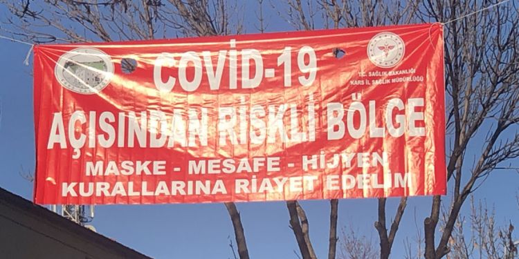 Kars’ta bazı caddelere uyarıcı afişler asıldı