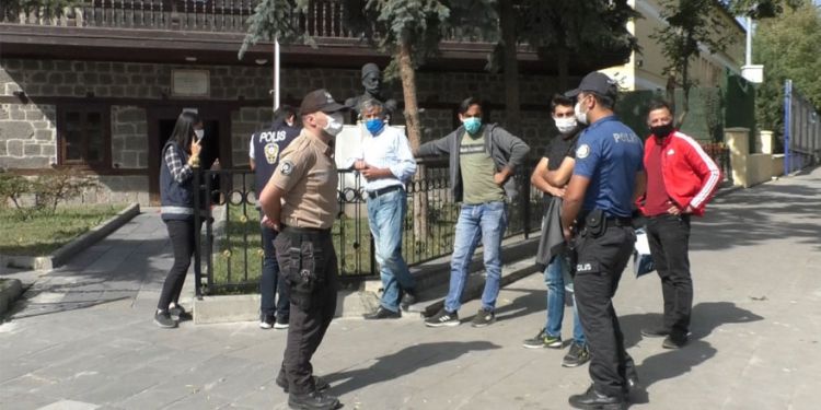 Kars’ta polisi gören maske takıyor