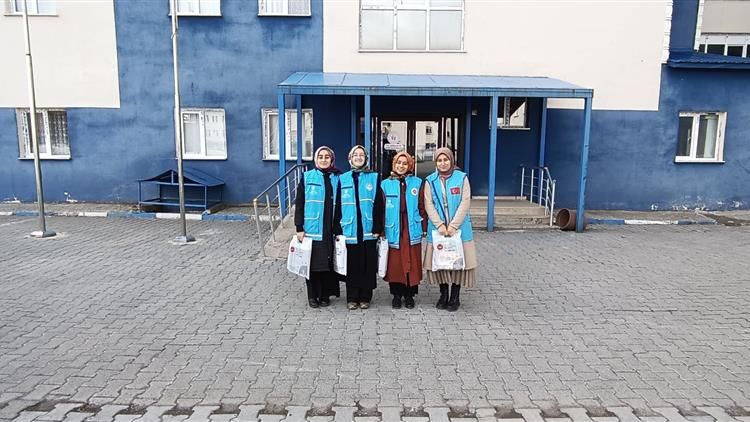 Türkiye Diyanet Vakfı sınava hazırlanan depremzede öğrencilere kitap hediye etti